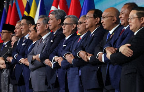 股票配资策略 东盟9国作出选择, 王毅已登机回国, 临走前留给菲律宾最后忠告